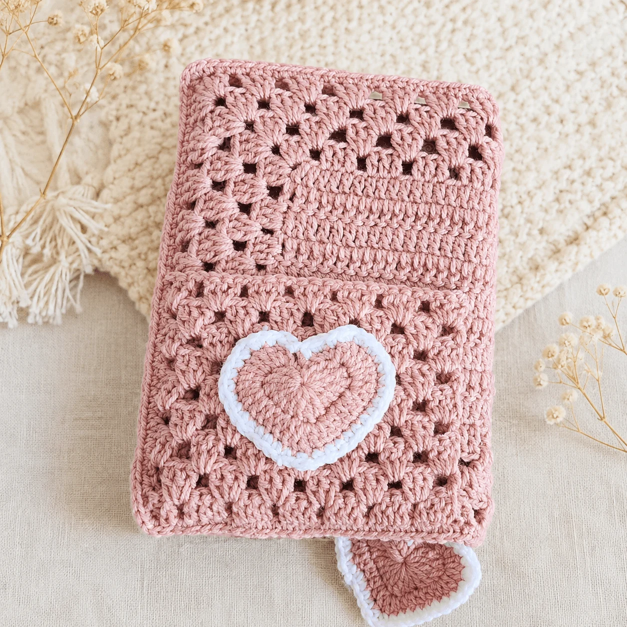 Handmade Dusty Pink Crochet Quran Cover with Pocket & Heart Bookmark – detail view 4 thumbnail